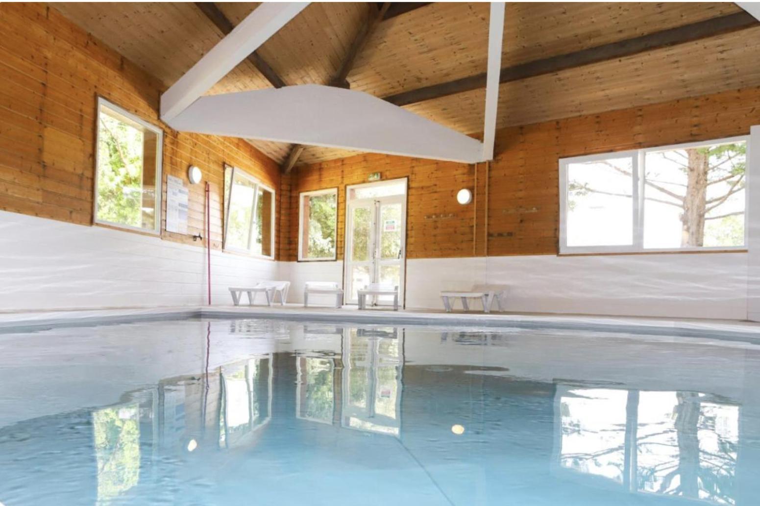 Maisonnette avec piscine intérieure chauffée à 300m de la plage Saint-Georges-d'Oleron Exterior foto